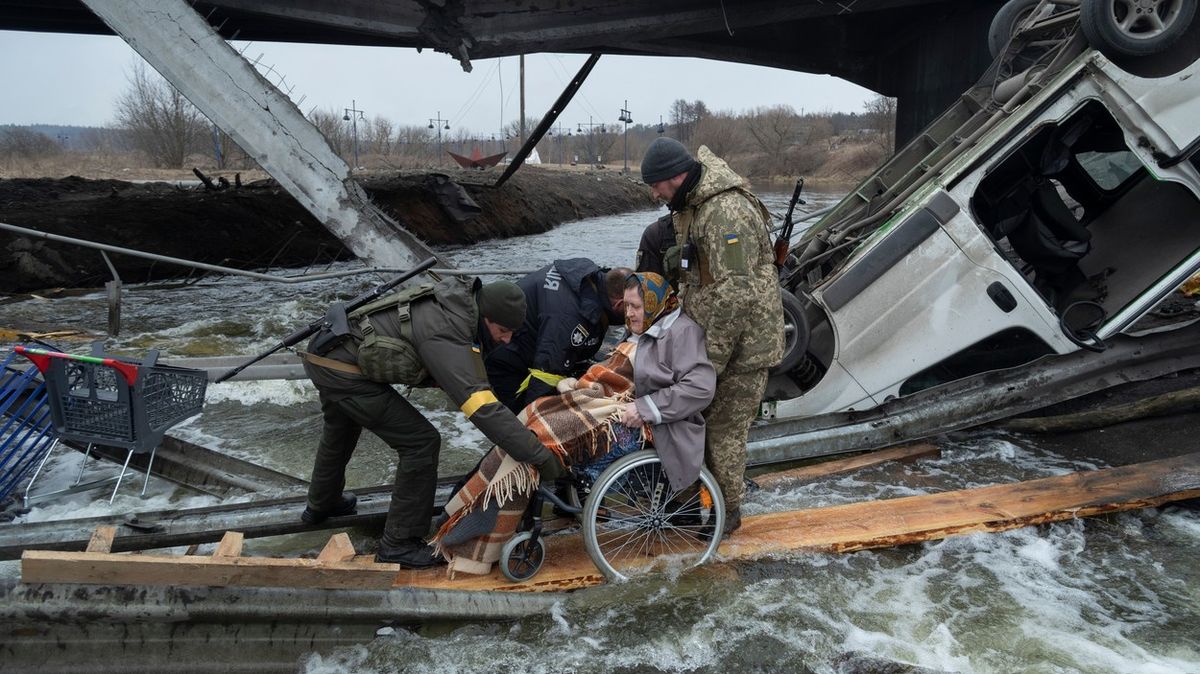 Fotky útěků z Irpině: Překročit řeku bez mostu. A rychle dál